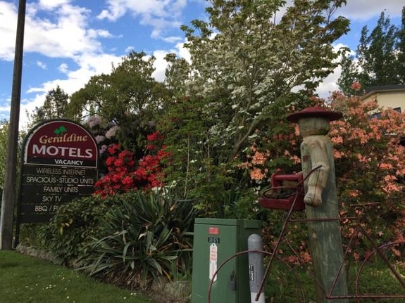 Geraldine Motels sign